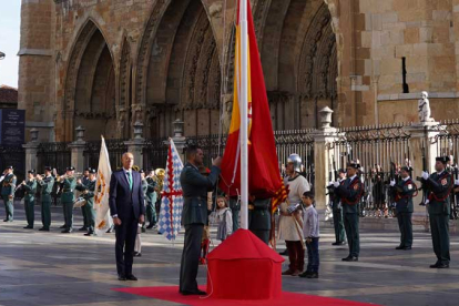 Izado de la bandera de León en la plaza de Regla, durante los actos de homenaje a la Guardia Civil. MIGUEL F. B.
