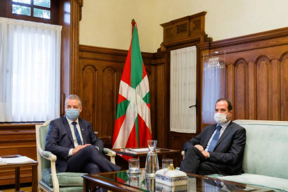 El lehendakari, Iñigo Urkullu (i), durante la reunión que ha celebrado este martes en el Palacio de Ajuria Enea en Vitoria con el líder de la coalición PP+Cs en el País Vasco, Carlos Iturgaiz (d). JON RODRIGUEZ BILBAO