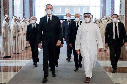Felipe VI el domingo en Abu Dhabi durante su viaje por la muerte del emir. MINISTERIO DE PRESIDENCIA DE EMIRATOS