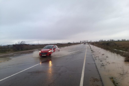 La carretera entre Santa María del Páramo y La Bañeza. DL
