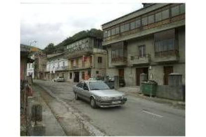 Vista parcial de la antigua Nacional VI a su paso por Vega de Valcarce