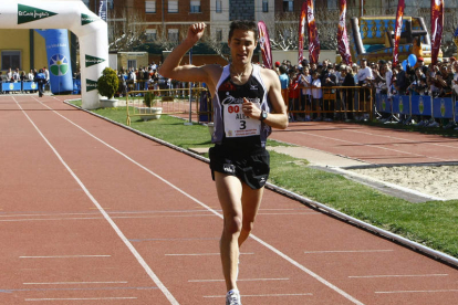 El atleta berciano Alejandro Martínez se siente «con mucha ilusión» tras correr en Berlín. RAMIRO