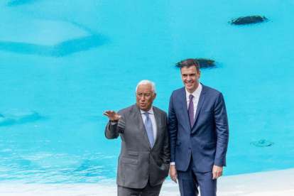 Pedro Sánchez junto al primer ministro de la República Portuguesa, Antonio Costa, en los Jameos del Agua, Lanzarote. ARIEL PERDONO