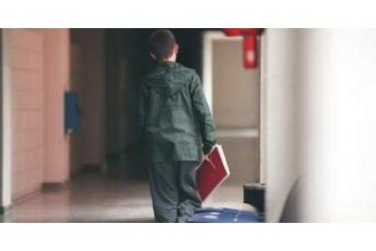 Un niño superdotado se dirige a su aula en la Facultad de Matemáticas en Madrid.