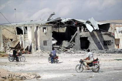 Destrozos causados por los bombardeos rusos en las afueras de la ciudad siria de Idlib.