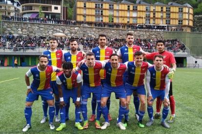 Los jugadores del Andorra forman antes del partido ante el Viladecans.