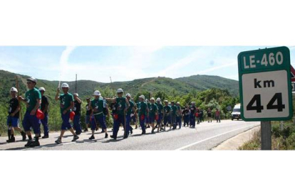 Los 24 mineros de la Marcha Negra del Bierzo, a 	punto de entrar 	en Valdesamario, a las 17.45 horas. Ana F. Barredo