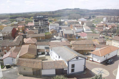 Vista del pueblo de Almanza que acogerá este proyecto pensando en los mayores. CAMPOS