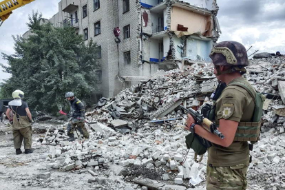 Los rescatistas buscan supervivientes entre los escombros de un edificio residencial. NATIONAL POLICE