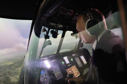 Vladimir Putin opera un simulador de vuelo de helicóptero Mi-171A2. MIKHAIL METZEL / SPUTNIK / KREML