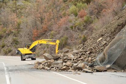 El derrumbe mantiene cortada la carretera en Santa Cruz desde el miércoles