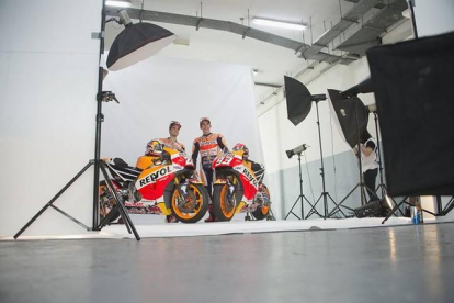 Dani Pedrosa y Marc Márquez posan para la foto oficial del equipo de Repsol Honda de MotoGP.