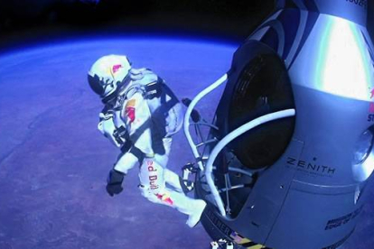 Felix Baumgartner se lanza al vacío. Jay Nemeth / Red Bull Stratos