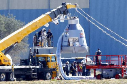Momento de la carga de la cápsula y el globo, en las instalaciones de Roswell, Nuevo México. Matt York | AP