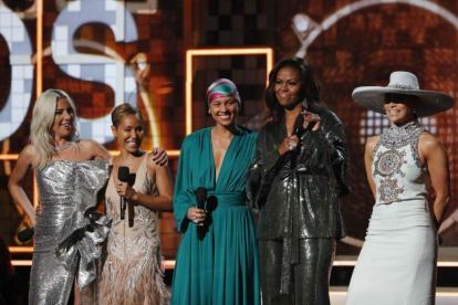 De izquierda a derecha, Lady Gaga, Jennifer Lopez, Alicia Keys, Michelle Obama y Jada Pinkett Smith, en uno de los momentos estelares de la gala de los Grammy.