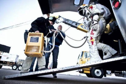 El piloto Felix Baumgartner sale del tráiler antes de meterse en la cápsula. HANDOUT | REUTERS