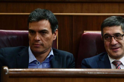 Pedro Sánchez y Patxi López, el pasado jueves en el Congreso, dos días antes de que el exlíder del PSOE renunciara a su escaño.