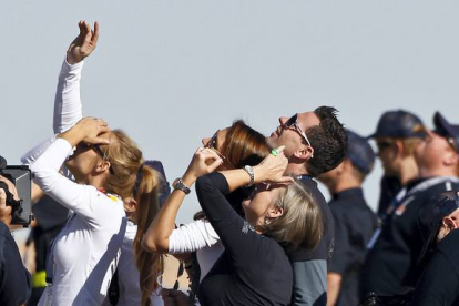 Ava Baumgartner, en el centro, con otros familiares y amigos del piloto austriaco, observan cómo sube el globo. Ross Franklin | AP