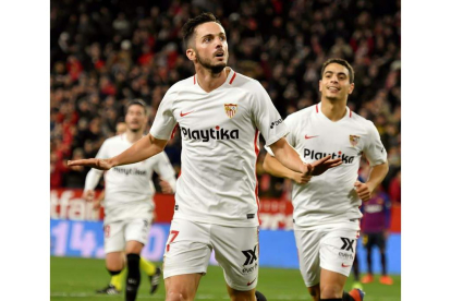 Sarabia celebra el primer gol del equipo andaluz en el enfrentamiento de ida de cuartos de final de la Copa ante el Barcelona. RAÚL CARO