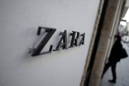 Una mujer entra en una tienda de Zara, del grupo Inditex . CABALAR