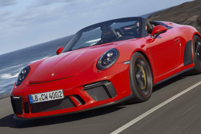 Jugosa… la propuesta de Porsche: 1.948 ‘limitadas’ unidades del 911 Speedster, 510 CV y 4,0 segundos en el ‘sprint’ de cero a cien; salpimentados con elementos que recuerdan poderosamente a las icónicas realizaciones de los