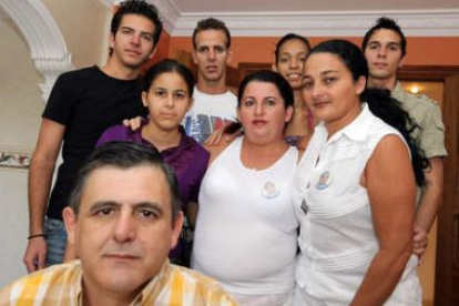 Efrén Fernández, en primer término, posa junto a su esposa Yamilet y su cuñada Yamilka, ambas Damas