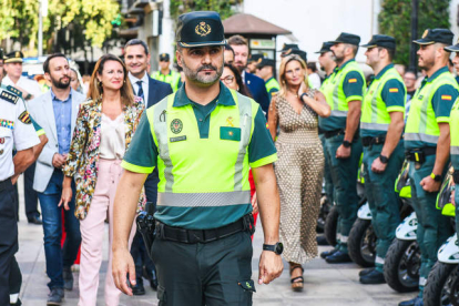 Óscar Rúa Barja pasando revista a los agentes que conforman la Unidad de Movilidad y Seguridad de la Vuelta antes de una de las etapas. UMSV