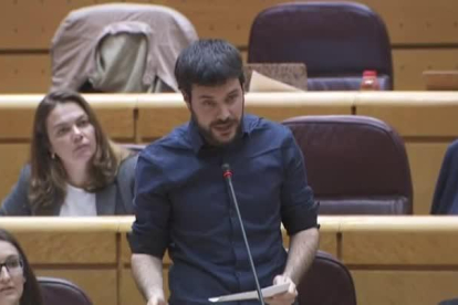 El senador de ERC Bernat Picornell lee la letra de 'El rei Borbó', del rapero Valtonyc, en la sesión de control en el Senado.