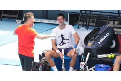 El tenista serbio Novak Djokovic se entrenó en una de las pistas del Abierto de Australia. BARBOUR