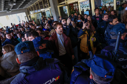 Agentes de la Policía ante los estudiantes que protestan a las puertas de la facultad de Ciencias de la Información de la Universidad Complutense de Madrid. ZIPI