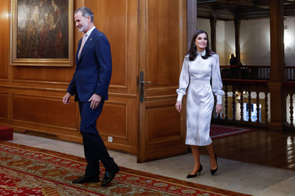 Los reyes Felipe y Letizia reciben en audiencia a los galardonados con los Premios Princesa de Asturias, este viernes. EFE / BALLESTEROS