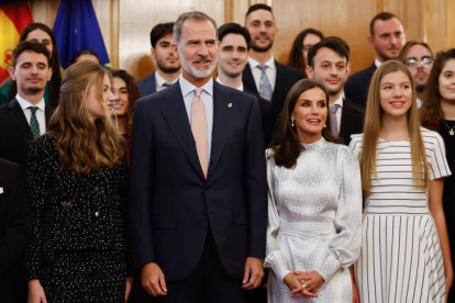 Los reyes Felipe y Letizia, acompañados de la princesa Leonor y la infanta Sofía, reciben a los galardonados con los Premios Princesa de Asturias, este viernes. EFE / BALLESTEROS