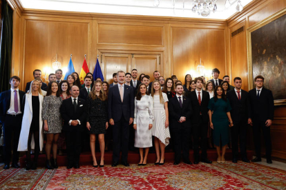 Fotografía de familia de los reyes Felipe y Letizia, acompañados de la princesa Leonor y la infanta Sofía, durante la audiencia con los galardonados con los Premios Princesa de Asturias, este viernes. EFE / BALLESTEROS