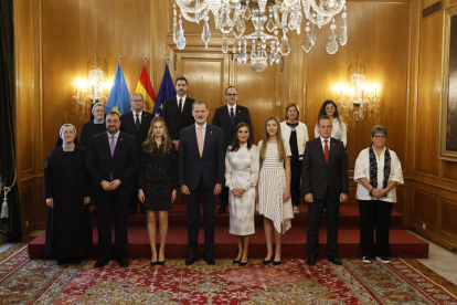 Foto de familia de los reyes Felipe y Letizia, acompañados de la princesa Leonor y la infanta Sofía, con las personas distinguidas con las medallas de Asturias de este año, este viernes. EFE / BALLESTEROS