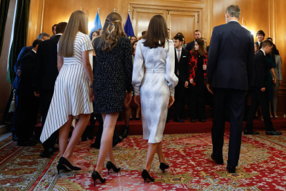 Los reyes Felipe y Letizia, acompañados de la princesa Leonor y la infanta Sofía, reciben en audiencia a los galardonados con los Premios Princesa de Asturias, este viernes. EFE / BALLESTEROS