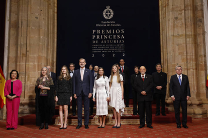 Los reyes Felipe y Letizia, acompañados de la princesa Leonor y la infanta Sofía, posan con los galardonados con los Premios Princesa de Asturias, antes de la entrega este viernes de los Premios en Oviedo, este viernes. EFE / BALLESTEROS