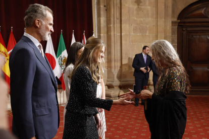 La princesa Leonor saluda a la coreógrafa María Pages (d), Premio Princesa de Asturias de las Artes, ante el rey Felipe, durante la audiencia a los galardonados con los Premios Princesa de Asturias, este viernes. EFE / BALLESTEROS