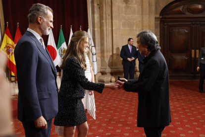 La princesa Leonor entrega al arquitecto japonés, Shigeru Ban , Premio Princesa de Asturias de la Concordia, una insignia ante el rey Felipe, este viernes. EFE / BALLESTEROS