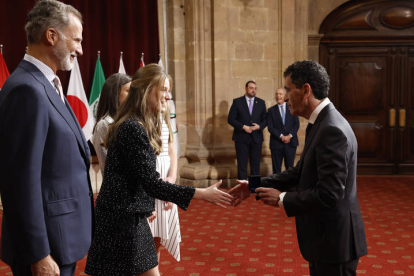 La princesa Leonor entrega al dramaturgo Juan Mayorga (d), Premio Princesa de Asturias de las Letras, una insignia ante el rey Felipe, este viernes. EFE / BALLESTEROS