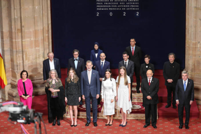 Los reyes Felipe y Letizia, acompañados de la princesa Leonor y la infanta Sofía, posan con los galardonados con los Premios Princesa de Asturias, antes de la entrega de los Premios en Oviedo , este viernes. EFE / J.L.CEREIJIDO