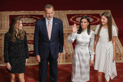Los reyes Felipe y Letizia, acompañados de la princesa Leonor y la infanta Sofía, antes de recibir en audiencia a los galardonados con los Premios Princesa de Asturias en Oviedo , este viernes. EFE /  J.L.CEREIJIDO