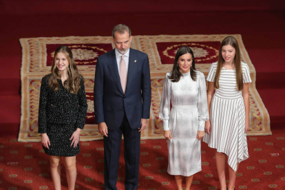 Los reyes Felipe y Letizia, acompañados de la princesa Leonor y la infanta Sofía, antes de recibir en audiencia a los galardonados con los Premios Princesa de Asturias, este viernes. EFE / J.L.CEREIJIDO