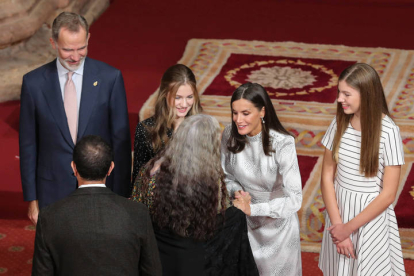 Los reyes Felipe y Letizia, acompañados de la princesa Leonor y la infanta Sofía, saludan a la coreógrafa María Pagés, este viernes. EFE / J.L.CEREIJIDO