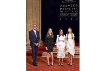 Los reyes Felipe y Letizia, acompañados de la princesa Leonor y la infanta Sofía, durante la audiencia a los galardonados con los Premios Princesa de Asturias, , este viernes. EFE / BALLESTEROS 2
