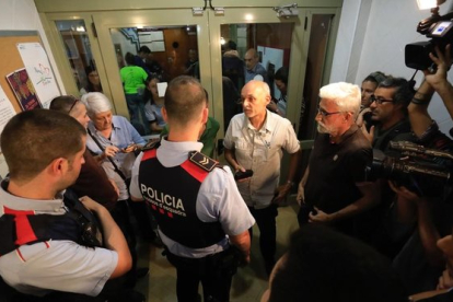 Agentes de los Mossos, el 29 de septiembre del 2017, en un colegio electoral de Barcelona.