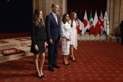 Los reyes Felipe y Letizia, acompañados de la princesa Leonor y la infanta Sofía, durante la audiencia a los galardonados con los Premios Princesa de Asturias, , este viernes. EFE / BALLESTEROS