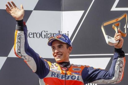 Marc Márquez (Honda) celebra, en el podio del Red Bull Ring, su segundo puesto.