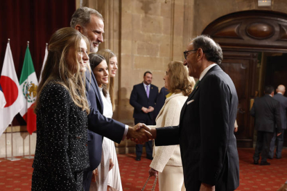 El rey Felipe junto a la princesa Leonor saludan al presidente de Iberdrola, Iganacio Galán, durante la audiencia a los galardonados con los Premios Princesa de Asturias, este viernes. EFE / BALLESTEROS