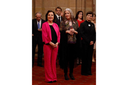 La cantaora Carmen Linares (i) y la coreógrafa María Pages (d), Premio Princesa de Asturias de las Artes, durante la audiencia a los galardonados con los Premios Princesa de Asturias, este viernes. EFE /  BALLESTEROS