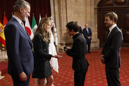 La princesa Leonor entrega a la británica Ellen MacArthur, impulsora de la economía circular, Premio Princesa de Asturias de Cooperación Internacional, una insignia ante el rey Felipe, este viernes. EFE / BALLESTEROS